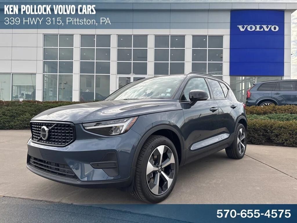 2026 VOLVO XC40