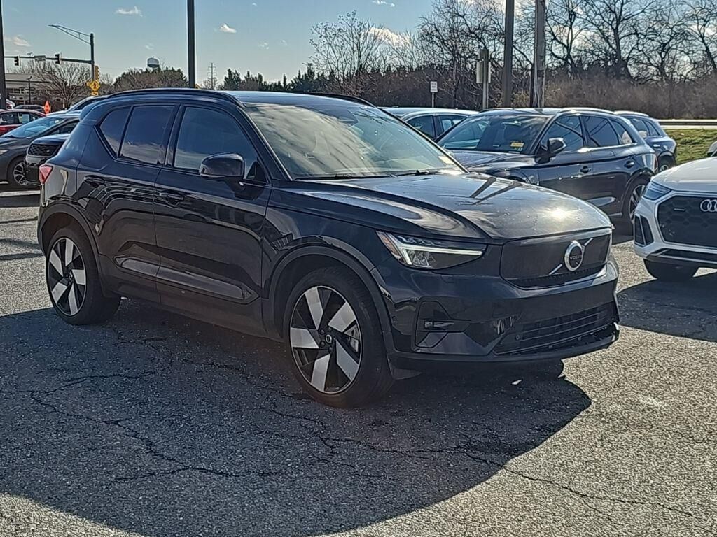 2023 VOLVO XC40