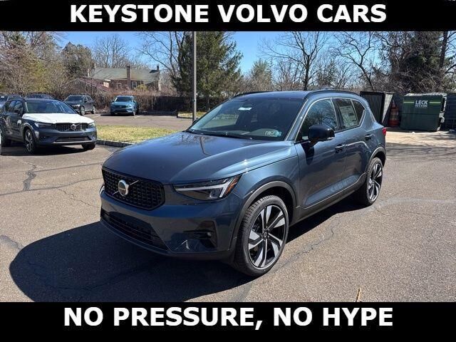 2026 VOLVO XC40