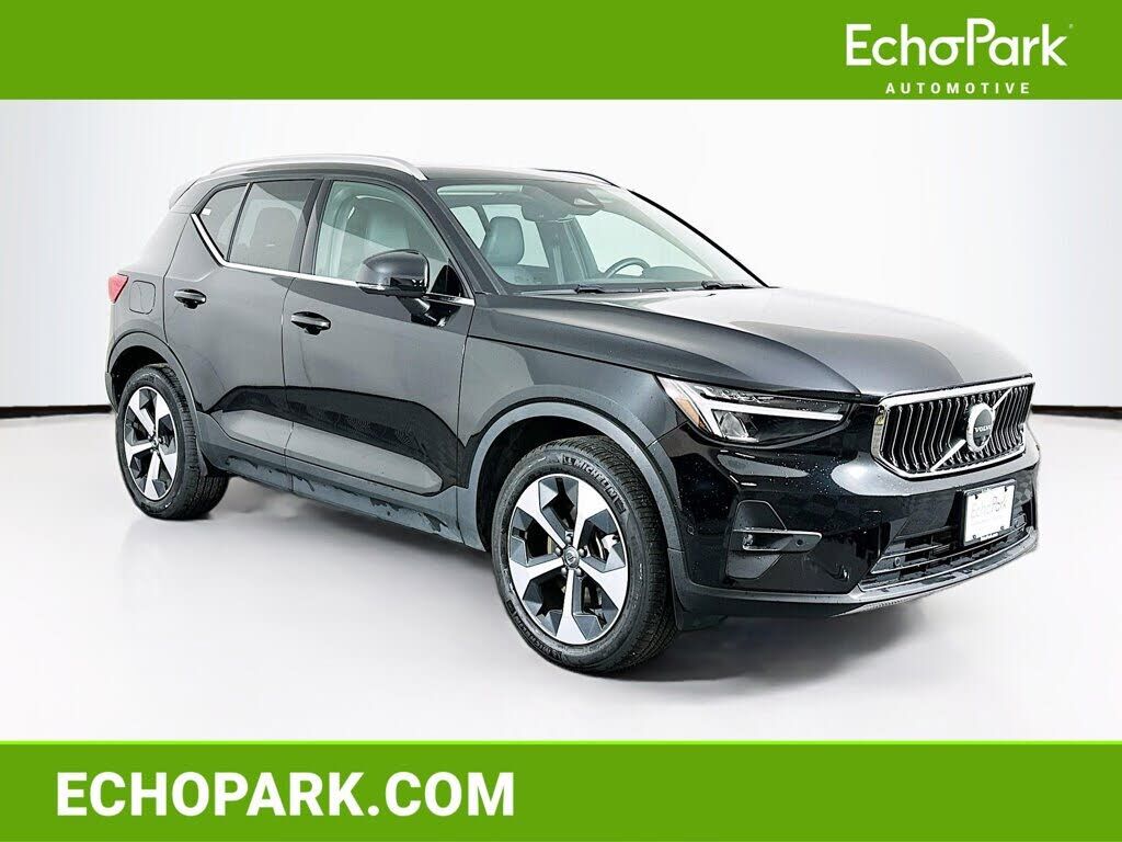 2025 VOLVO XC40