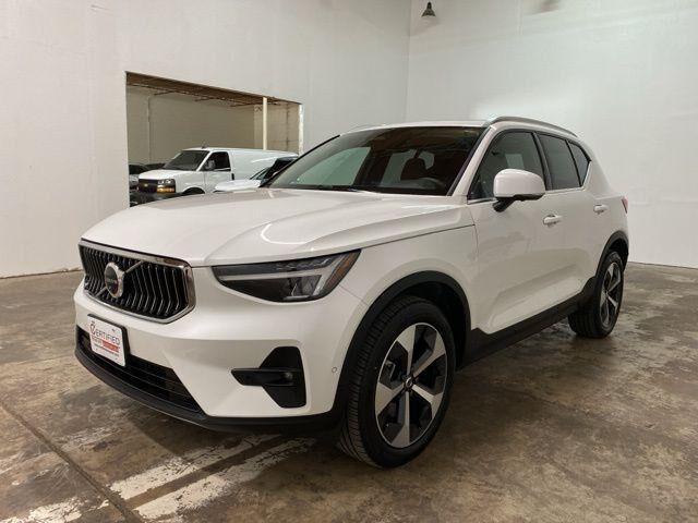 2025 VOLVO XC40