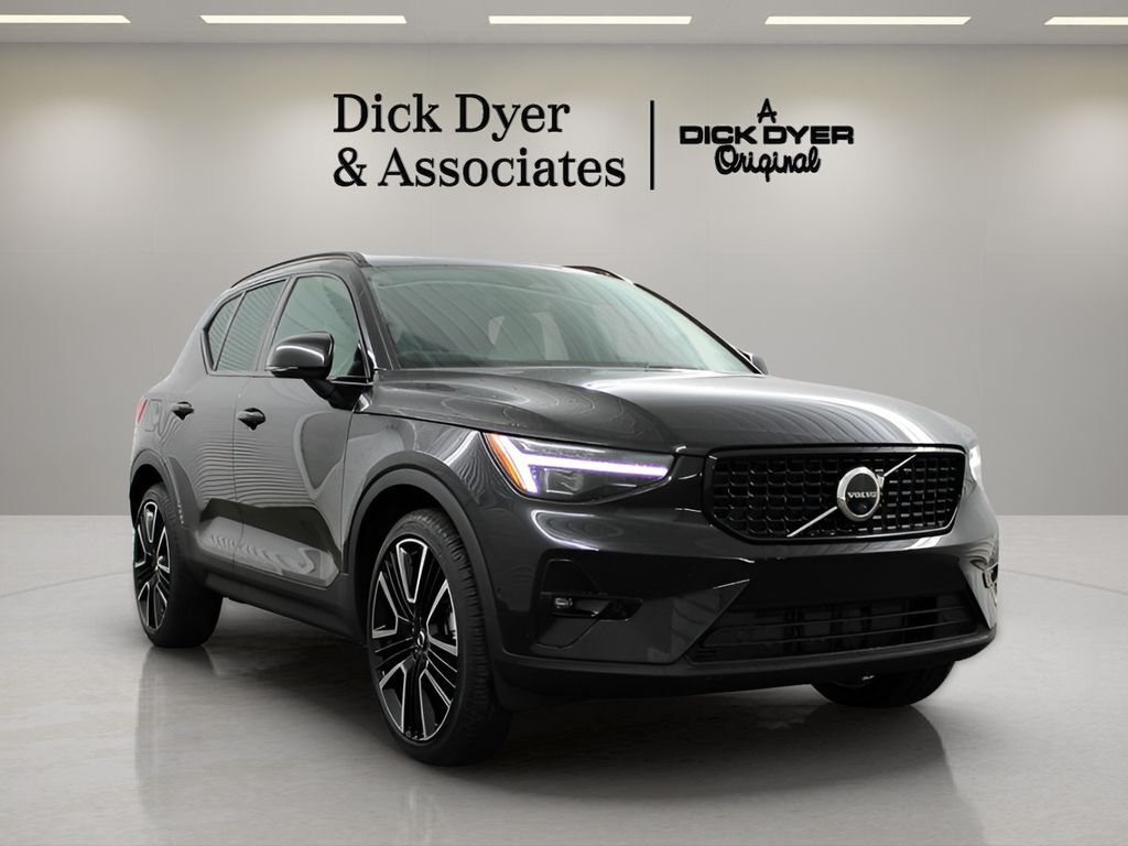 2026 VOLVO XC40