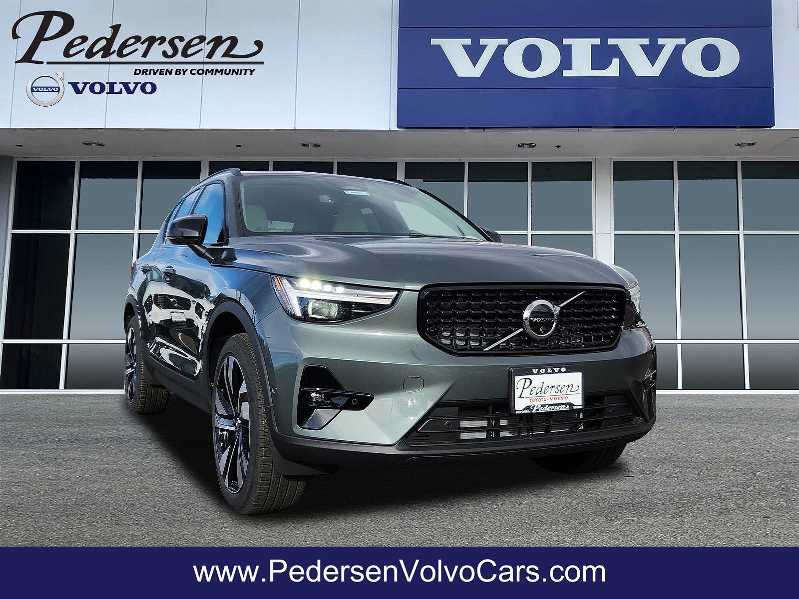 2026 VOLVO XC40