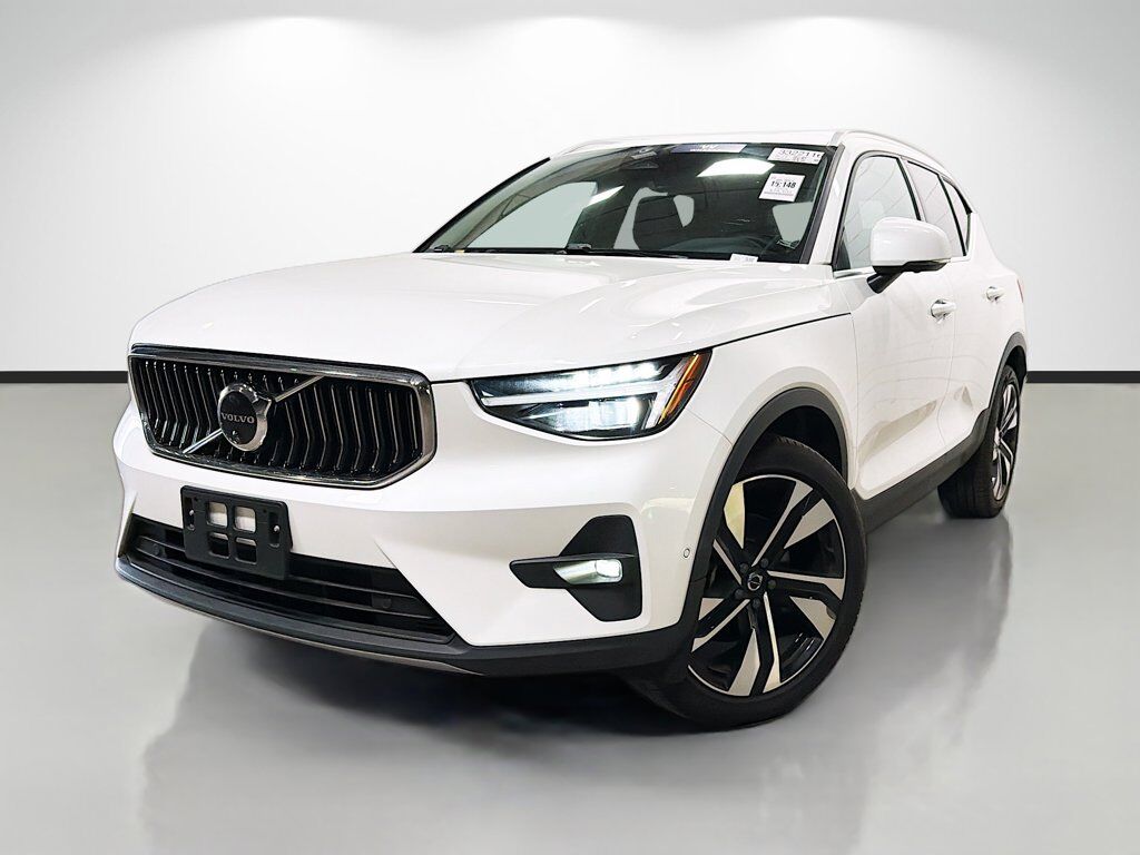2025 VOLVO XC40