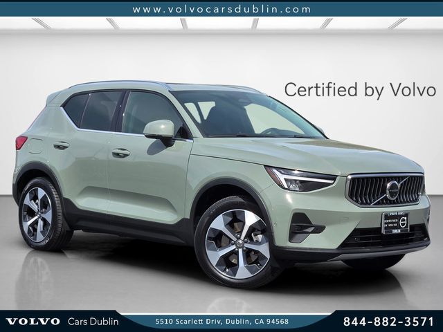 2025 VOLVO XC40