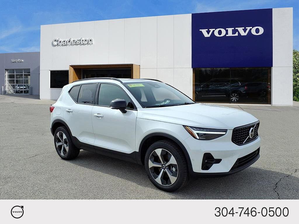2026 VOLVO XC40