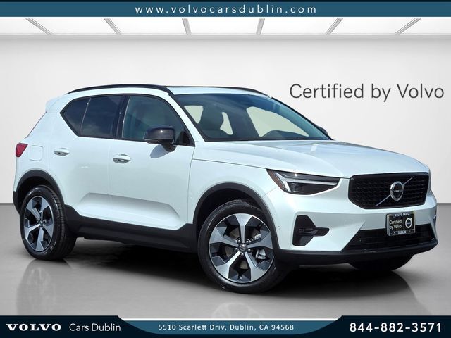 2026 VOLVO XC40