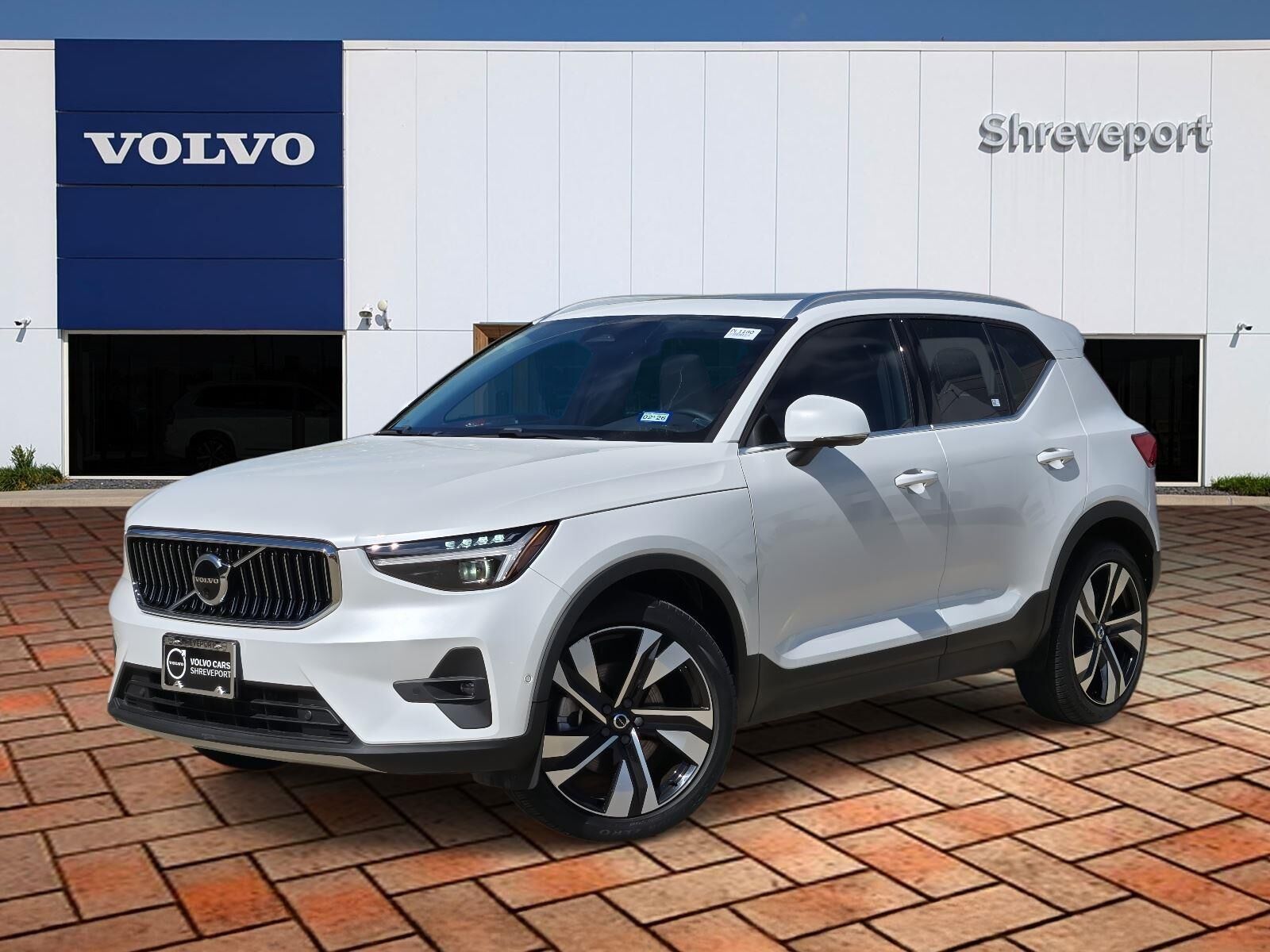 2023 VOLVO XC40