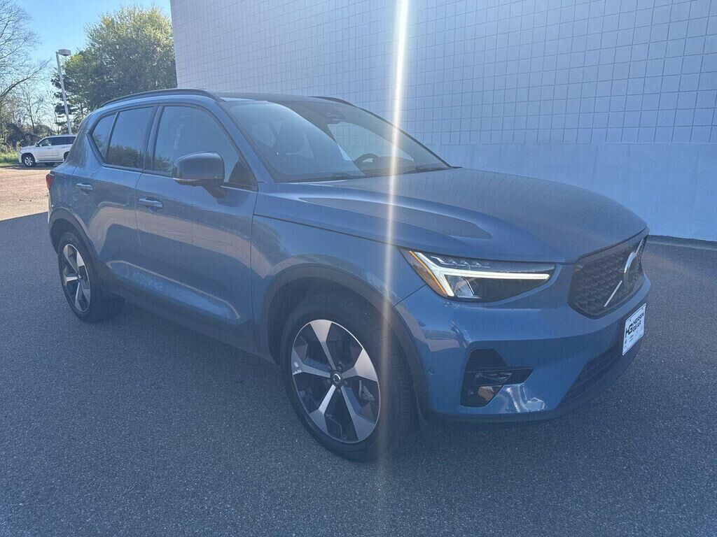 2024 VOLVO XC40