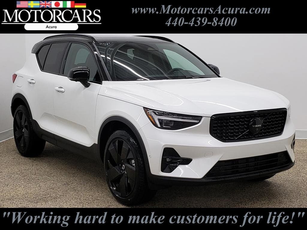 2026 VOLVO XC40