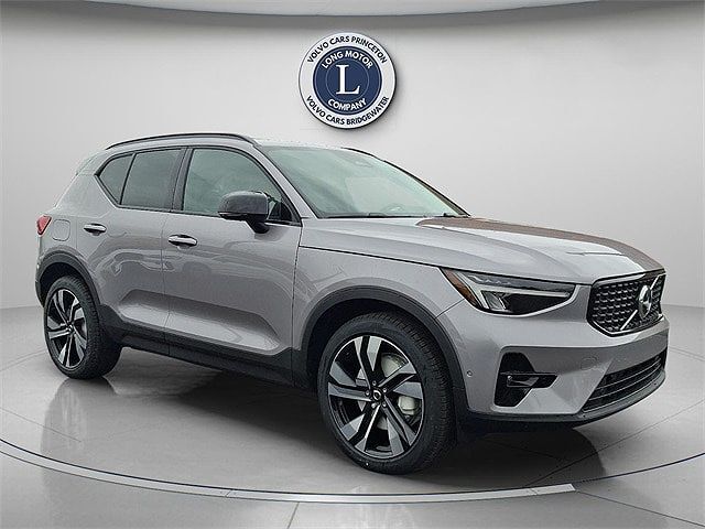 2026 VOLVO XC40