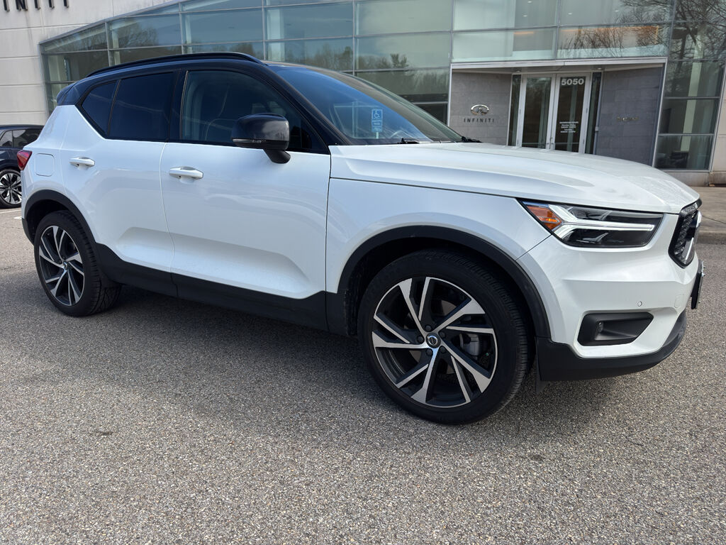 2020 VOLVO XC40