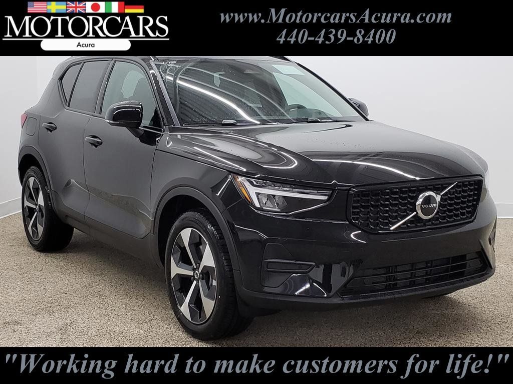 2026 VOLVO XC40