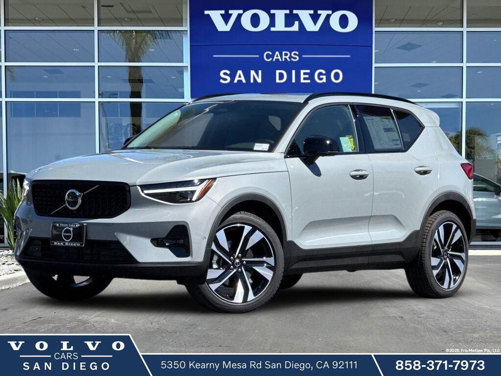 2026 VOLVO XC40