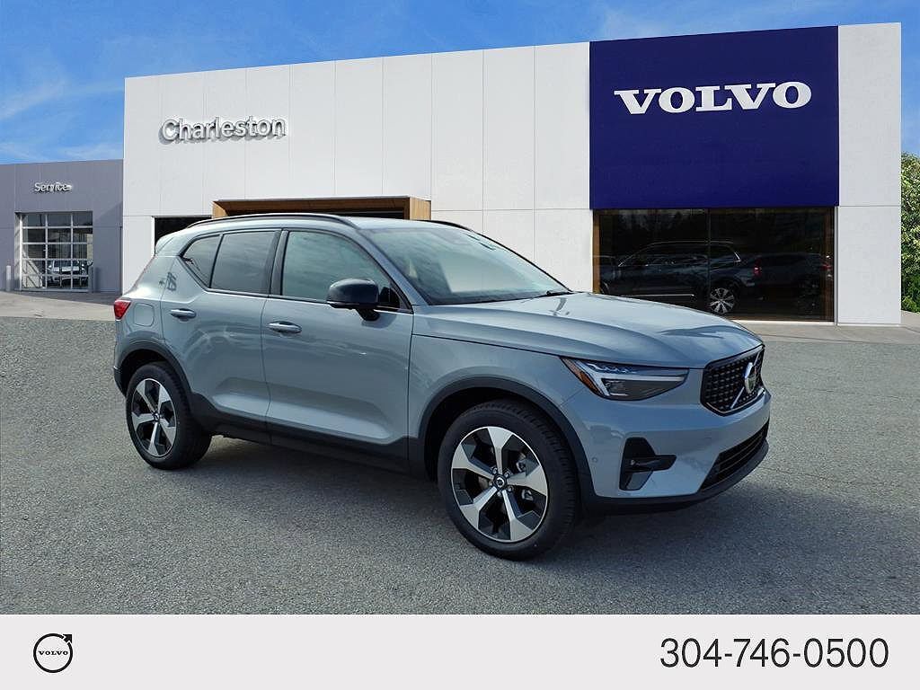 2026 VOLVO XC40
