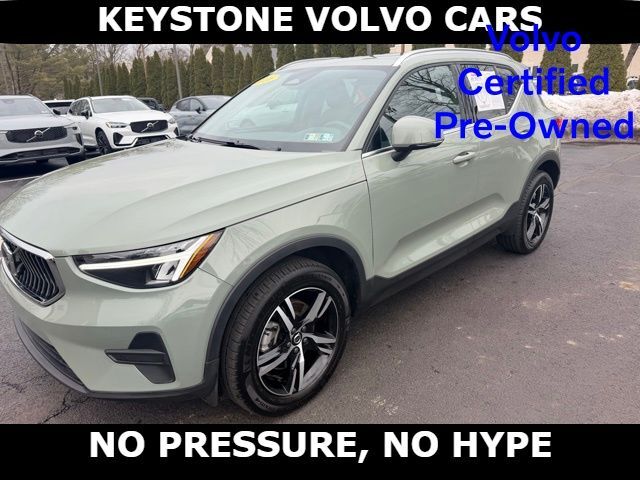 2025 VOLVO XC40