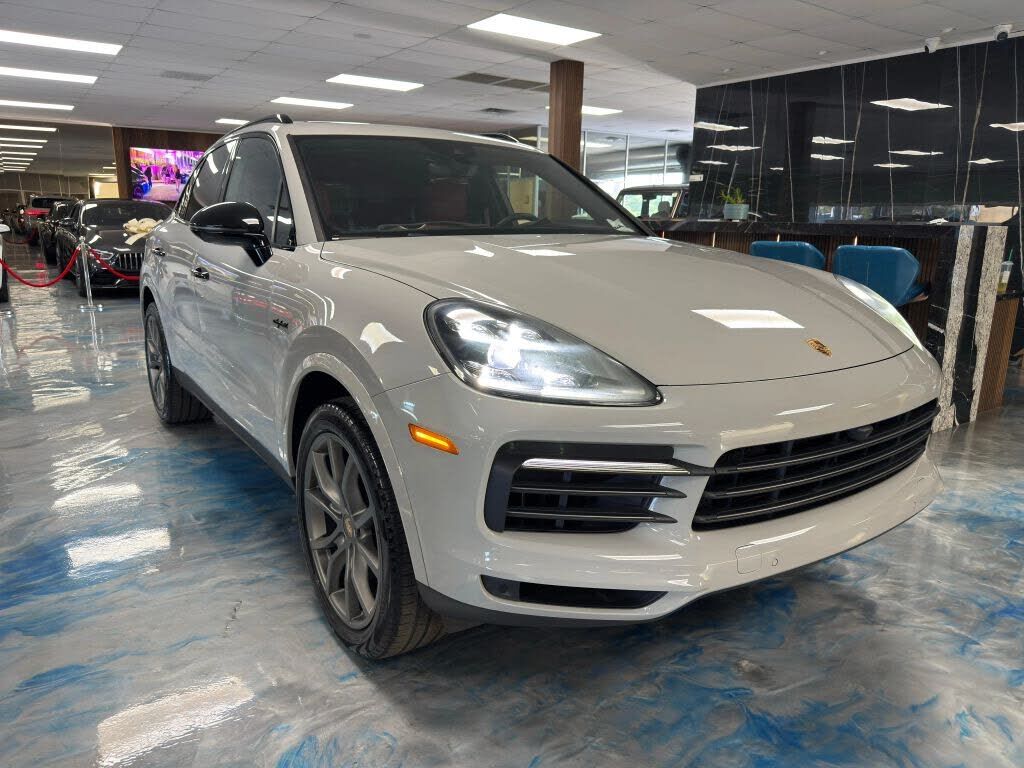 2022 PORSCHE Cayenne