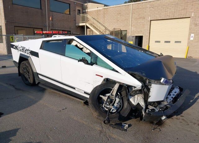 2025 TESLA Cybertruck