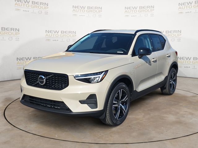 2026 VOLVO XC40