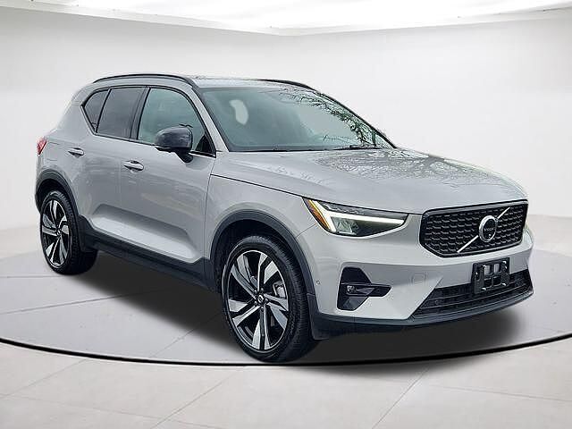 2025 VOLVO XC40