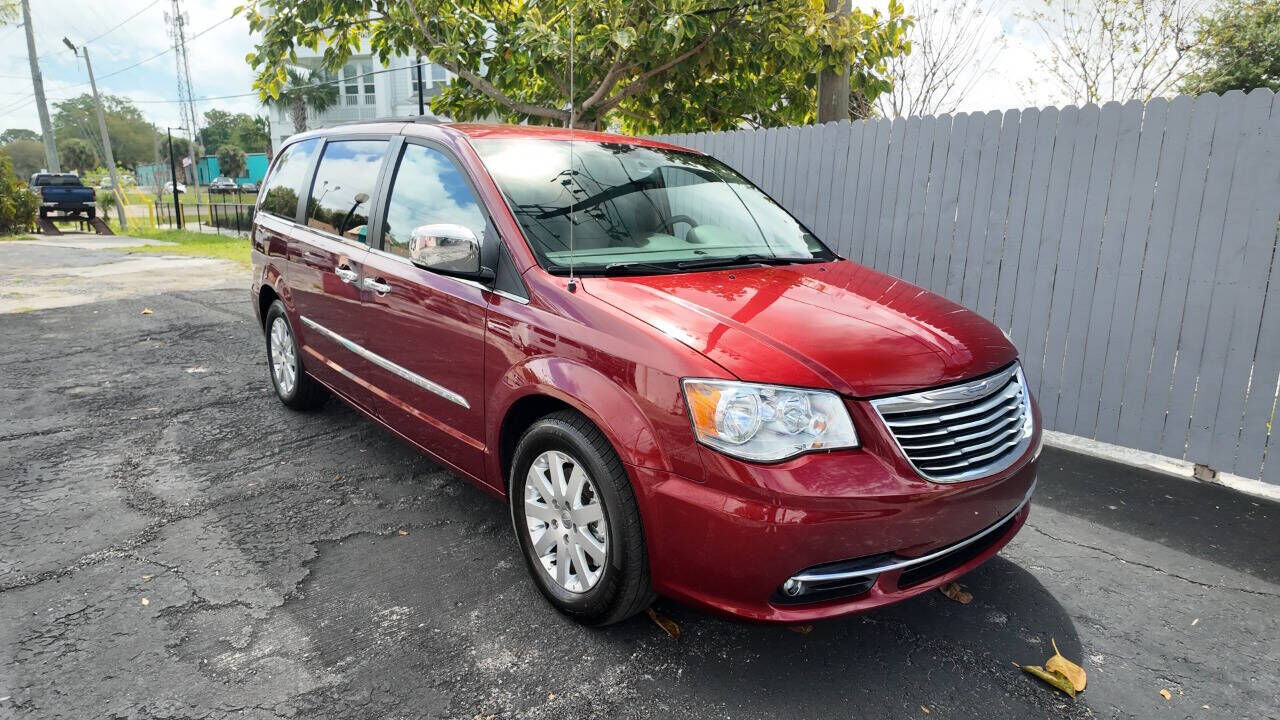 2012 CHRYSLER Town and Country