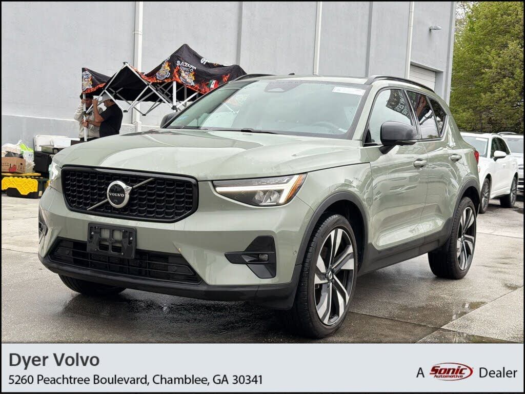 2023 VOLVO XC40