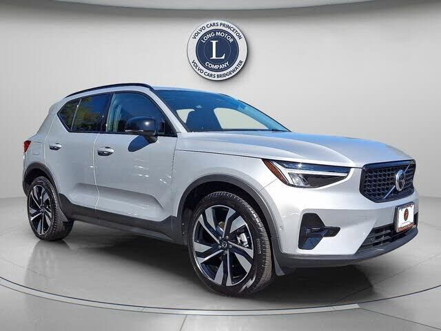 2025 VOLVO XC40