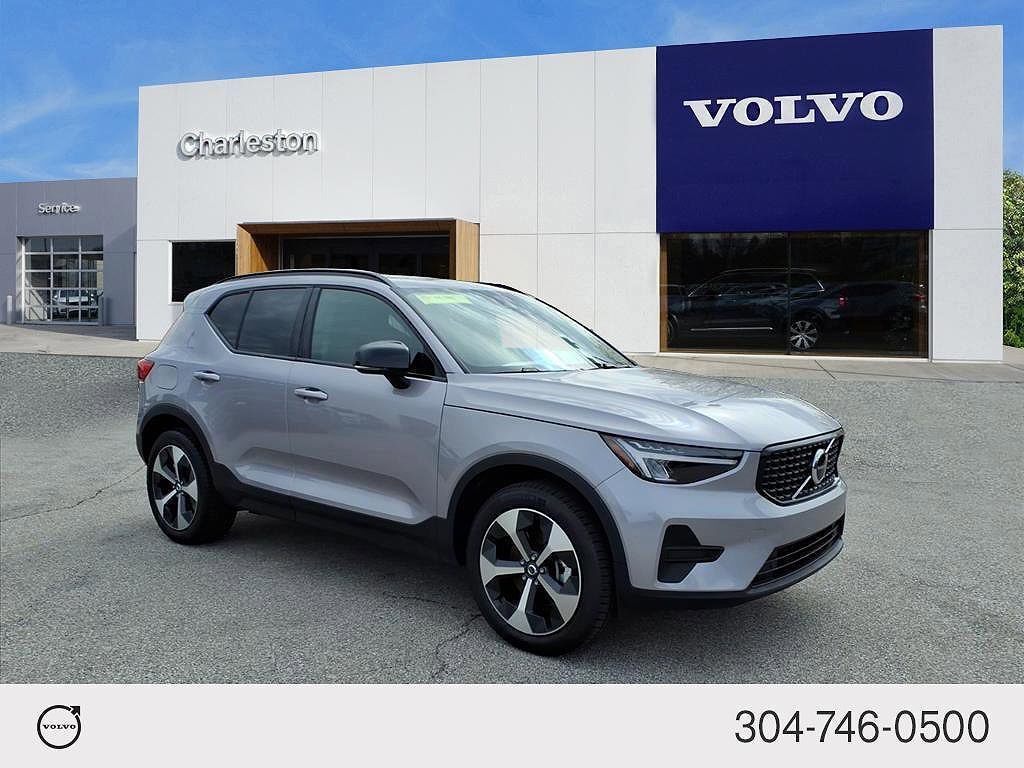 2026 VOLVO XC40