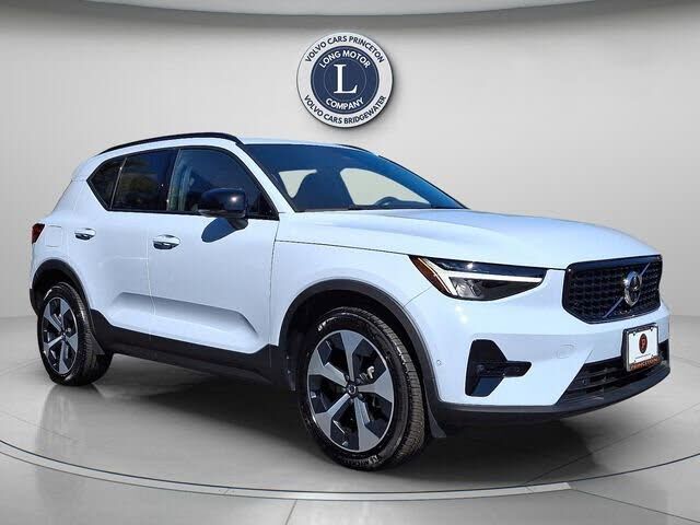 2025 VOLVO XC40