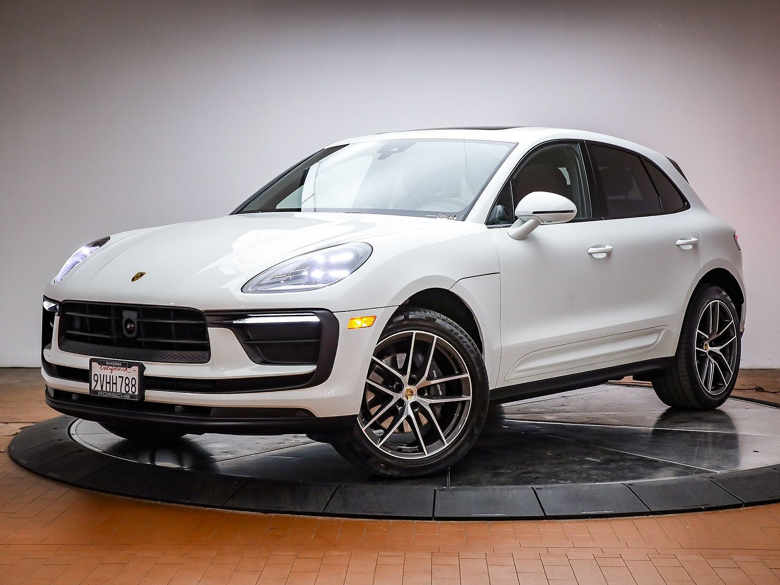 2025 PORSCHE Macan