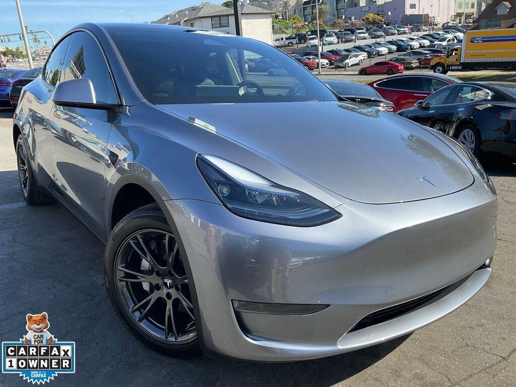 2025 TESLA Model Y