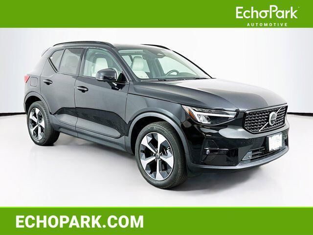 2023 VOLVO XC40