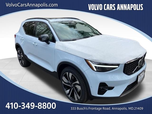 2026 VOLVO XC40