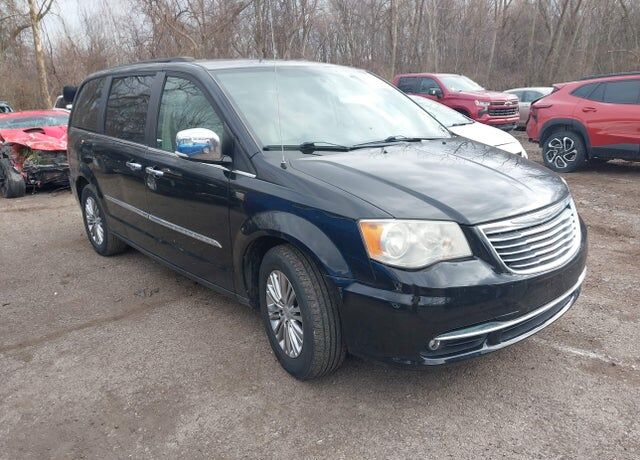 2013 CHRYSLER Town and Country