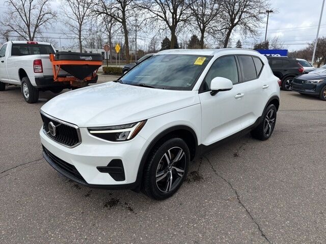 2023 VOLVO XC40