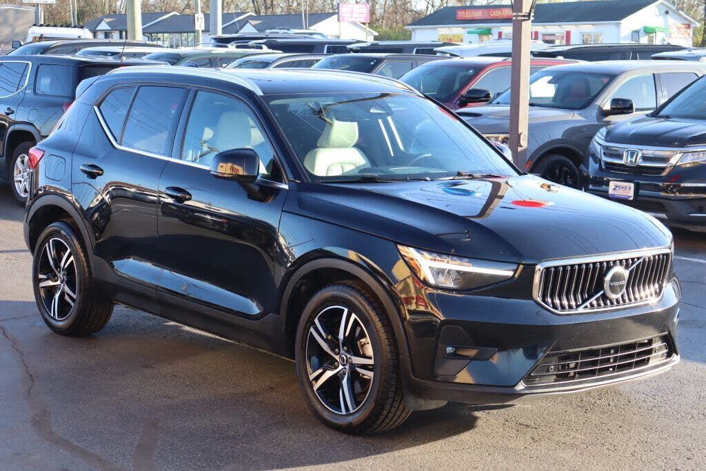 2023 VOLVO XC40