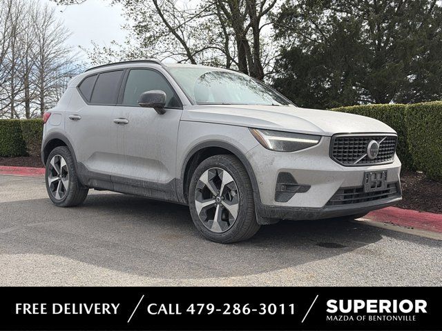 2025 VOLVO XC40