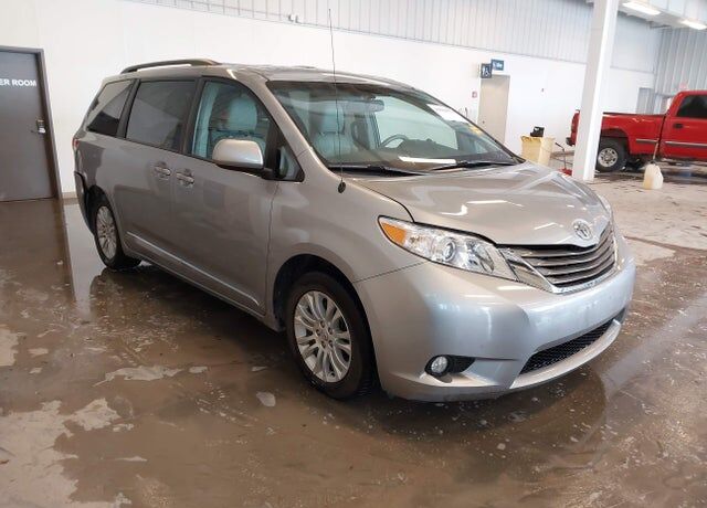 2012 TOYOTA Sienna