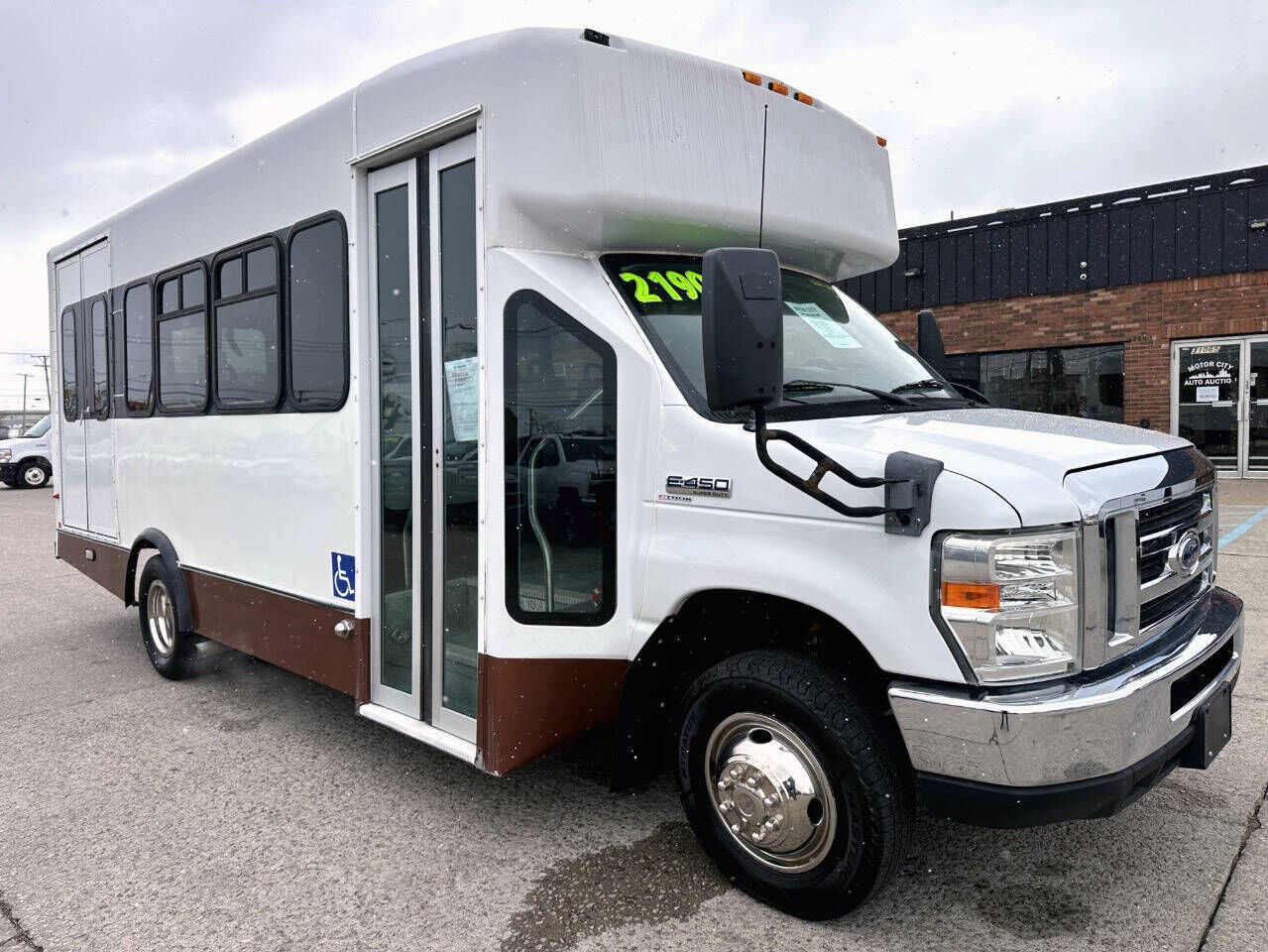 2011 FORD E-450
