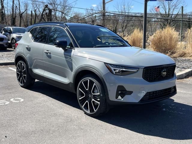 2026 VOLVO XC40