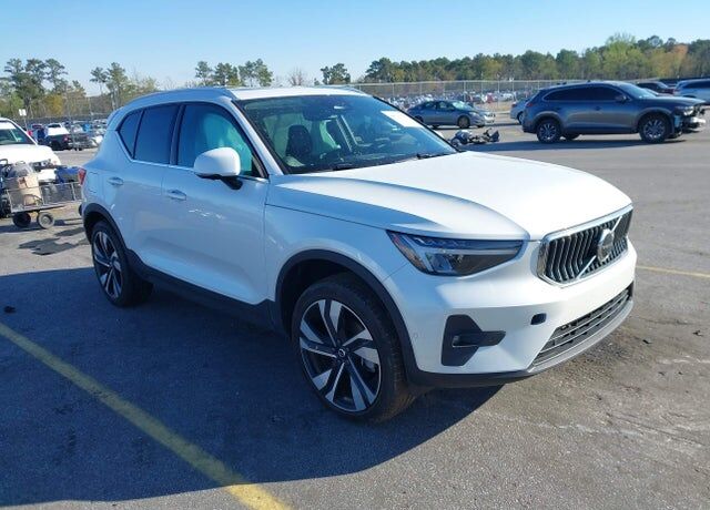 2025 VOLVO XC40