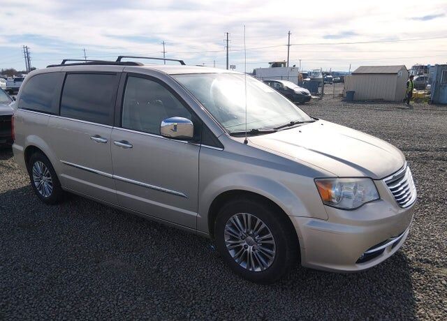 2013 CHRYSLER Town and Country