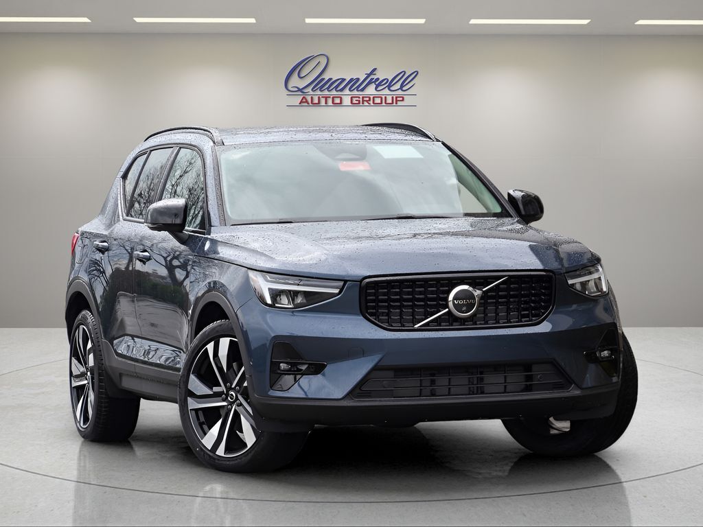 2026 VOLVO XC40