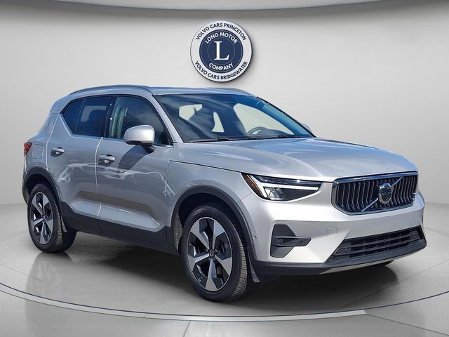 2025 VOLVO XC40