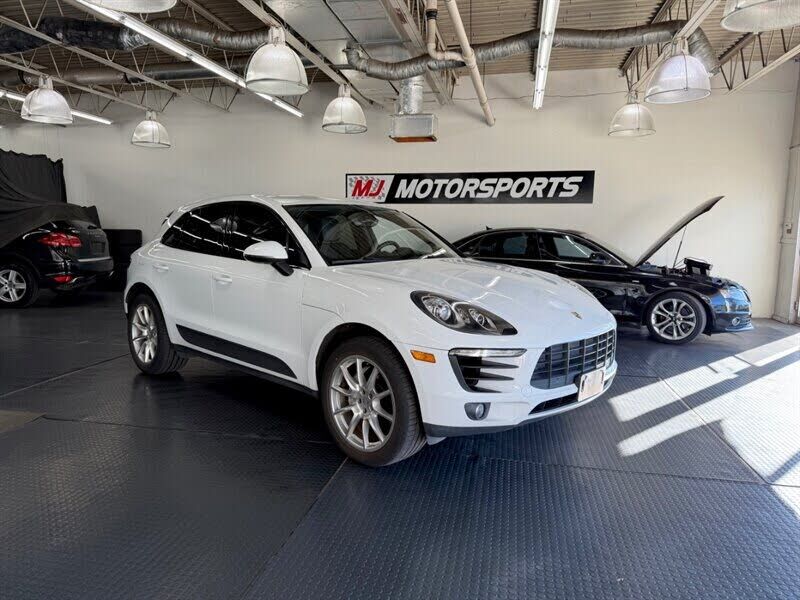 2017 PORSCHE Macan