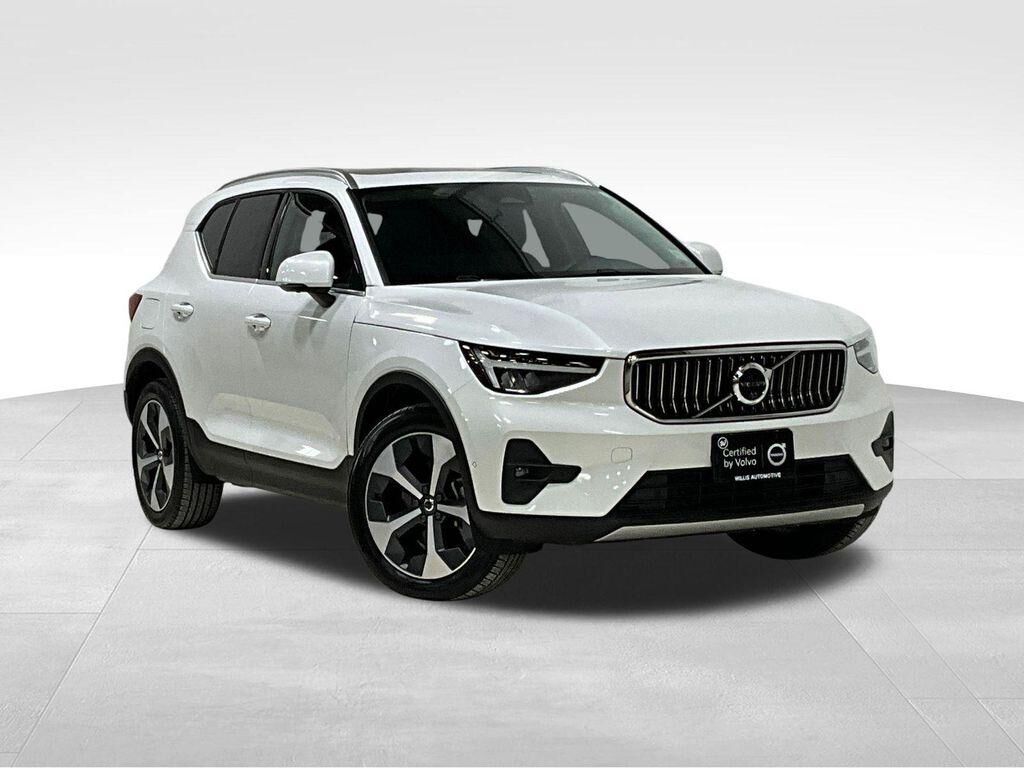 2025 VOLVO XC40