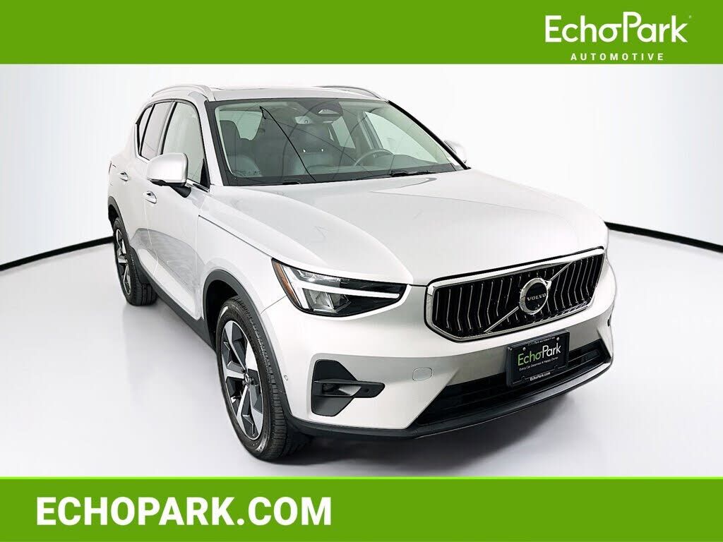 2025 VOLVO XC40