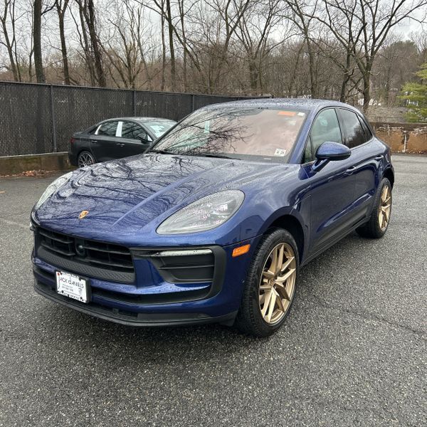 2025 PORSCHE Macan