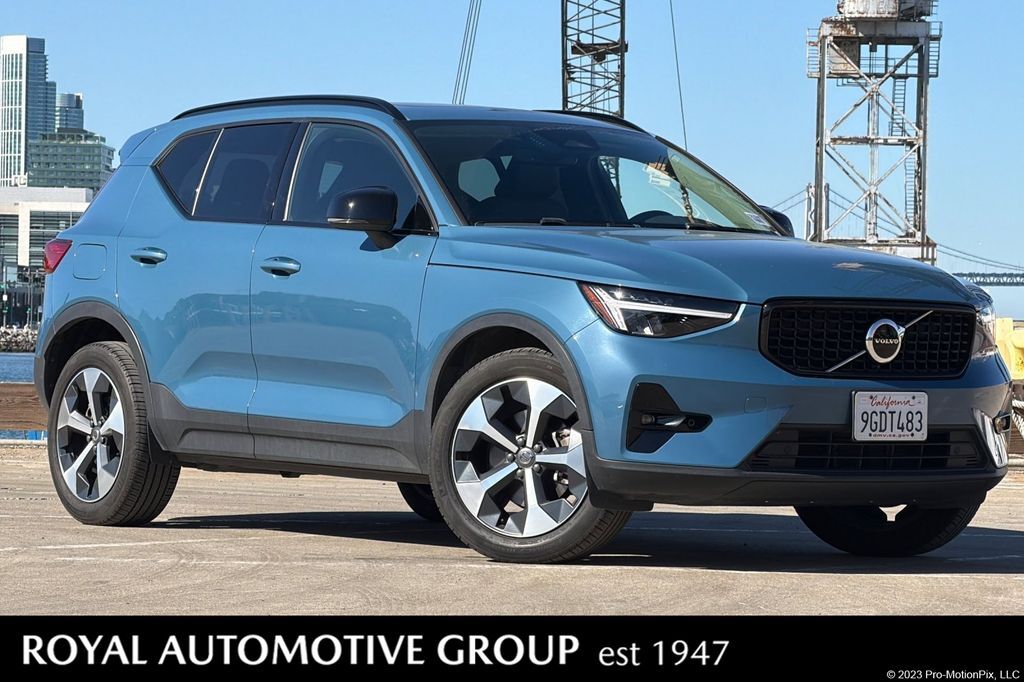 2023 VOLVO XC40