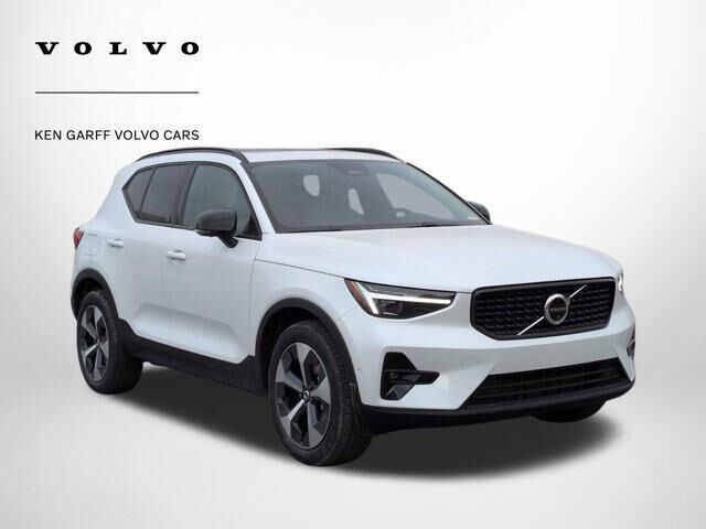 2026 VOLVO XC40